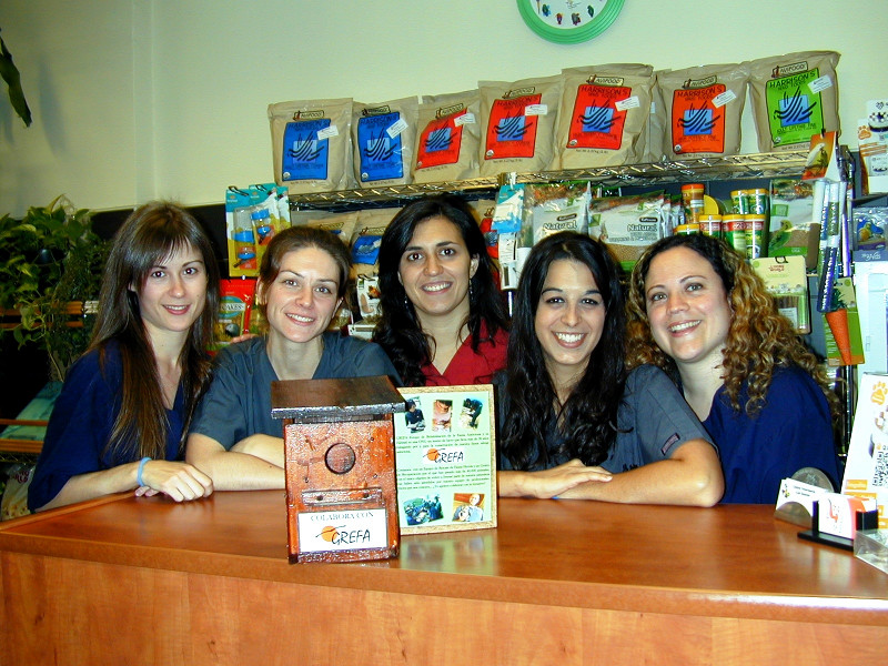Personal del centro veterinario Los Sauces. De izq a drch. Alicia Gómez,Cristina Bonvehí, Sara Barrera, Laura Ayello, Elvira Morán