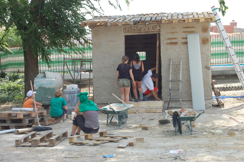 Construcción de una casa con los métodos tradicionales del barro y el adobe