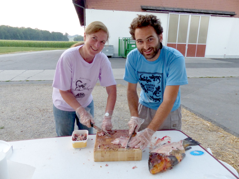 Wendy Strahm & Emmanuel Cariño preparando la comida para el hacking de pescadoras