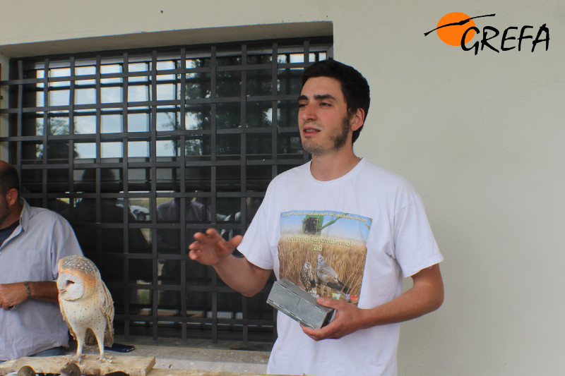 Carlos Cuellar explicando cómo se realiza la monitorización y seguimiento de las poblaciones de topillo.