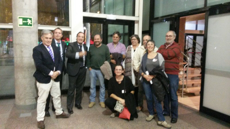 Foto de grupo entre diputados de la Asamblea de Madrid y miembros de GREFA y Brinzal, durante la presentación de la propuesta no de ley del pasado 17 de noviembre.