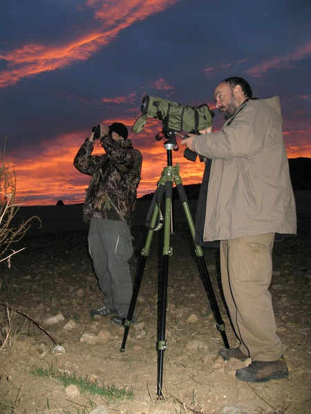 Dos naturalistas participan en una edición anterior del Censo de Otoño de Montejo. Foto: Alfonso Lario.