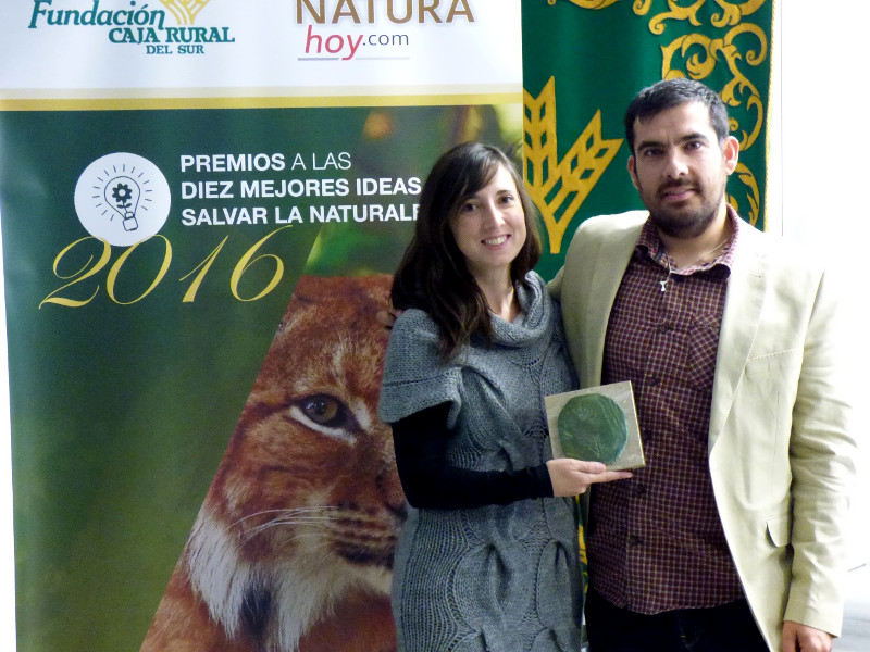 Virginia Moraleda y Juan José Iglesias, de GREFA, muestran el premio "Las 10 Mejores Ideas para Salvar la Naturaleza".