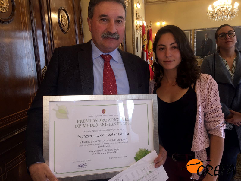 Juan Antonio Blanco, alcalde de Huerta de Arriba (Burgos), en compañía de Lorena Juste, de GREFA, muestra el premio otorgado a su municipio.
