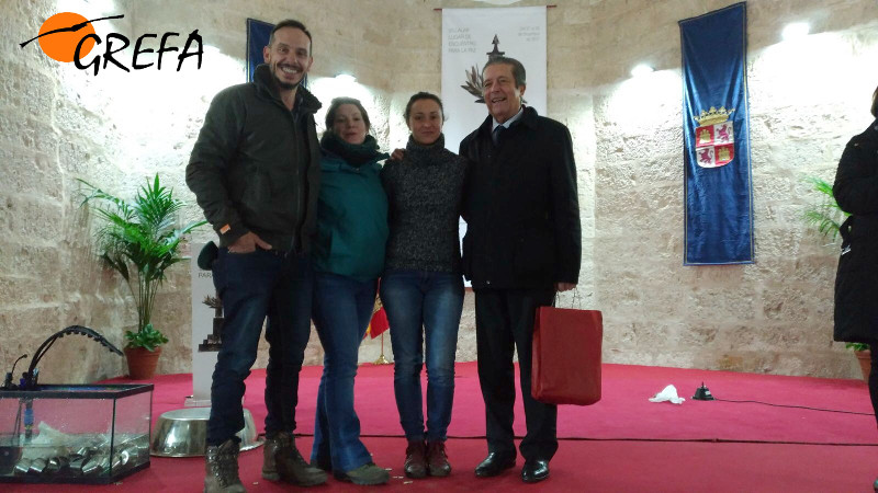 Los compañeros de GREFA, Fernando Blanca, Lorena Garavís y Marina Gallardo, posan junta a Federico Mayor Zaragoza, el protagonista principal de las jornadas.