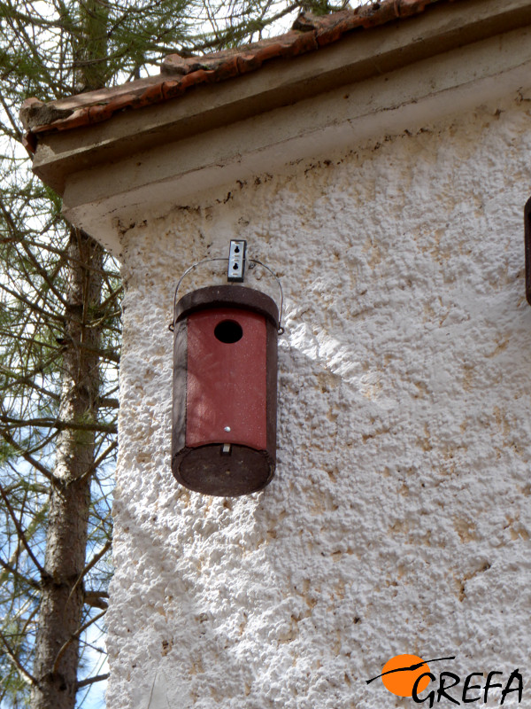 Detalle de un nidal para aves instalado en el exterior de la caseta de un transformador.
