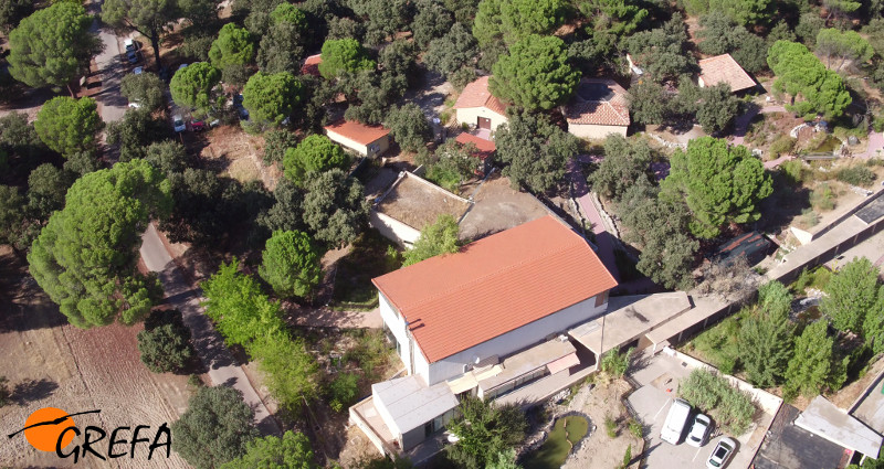 Vista aérea de la recepción, oficinas e instalaciones de educación ambiental del centro de GREFA, en Majadahonda (Madrid). Foto: Kelsing.
