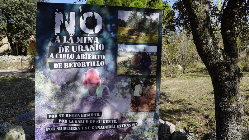 Detalle del cartel de GREFA contra la mina de uranio de Retortillo.
