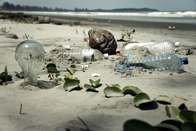 Muestra de basuras encontradas en una playa, donde predominan claramente los materiales de plástico. Foto: epSos.de / Wikicommons.