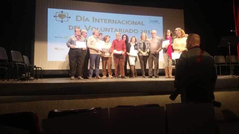 Los voluntarios de las 13 asociaciones premiadas, incluida GREFA, posan en una foto al acabar el acto.