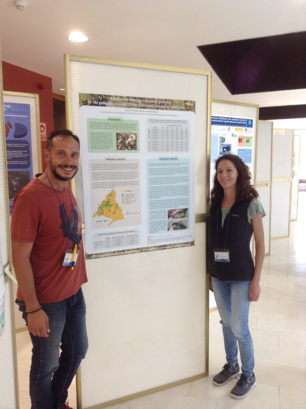 Marta Fernández y Fernando Blanca, autores del póster sobre galápago europeo presentado por GREFA.
