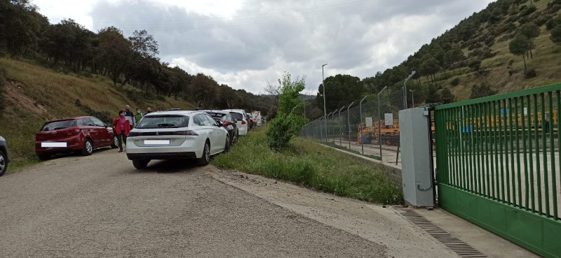 Decenas de vehículos aparcados el pasado fin de semana en una vía pecuaria de la Sierra Oeste de Madrid.
