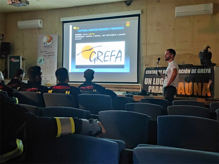 Clase teórica impartida a los bomberos de la Comunidad de Madrid por el Equipo de Rescate, en el salón de actos de GREFA.