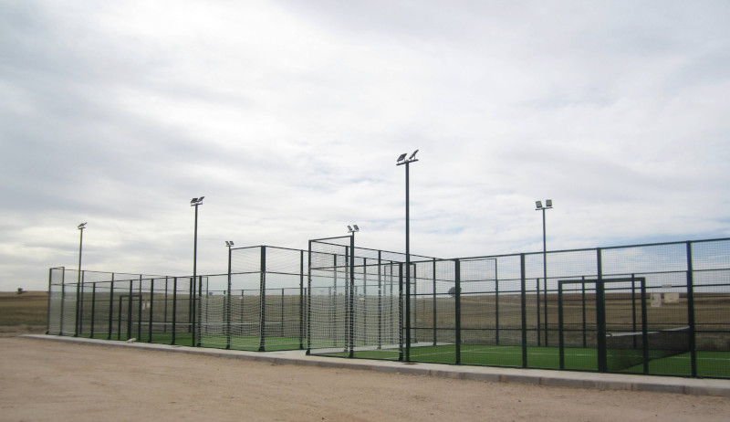 Sistema anticolisión de aves instalado por GREFA en las pistas de pádel municipales de Fresno de Cantespino (Segovia).