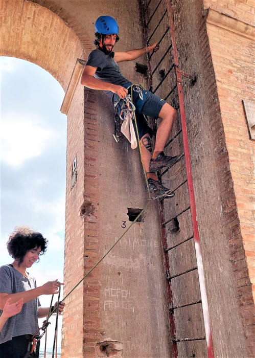 Toñín, escalador que colabora con GREFA, accede a un nido de cernícalo primilla en la colonia de la ermita del Cristo de Los Desamparados, en Pedro Abad (Córdoba).