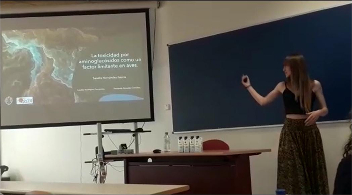 Sandra Fernández durante la presentación de su trabajo titulado "La toxicidad por aminoglucósidos: ¿un factor limitante en aves?".