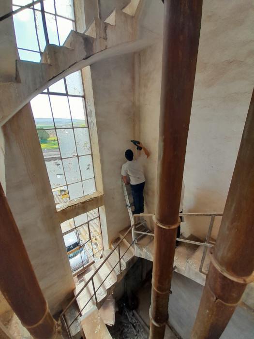 Colocación de cajas-nido en la caja de escalera del silo de Campillos (Málaga).
