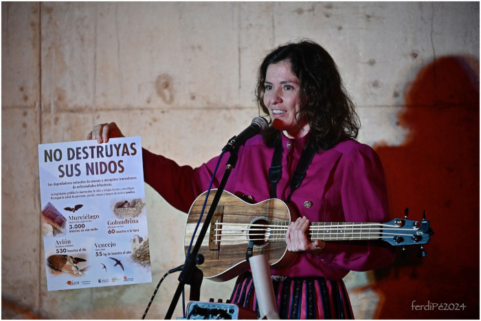 Mili Vizcaino, cantante de La Barca, muestra un cartel en favor de la fauna insectívora durante el concierto. Foto: Ferdi Pérez