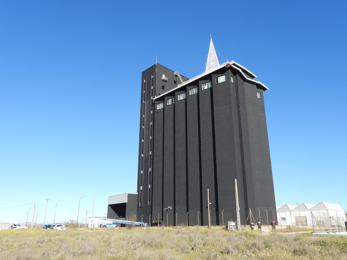 Aspecto del silo de Navalcarnero tras ser pintado de negro por los actuales propietarios.