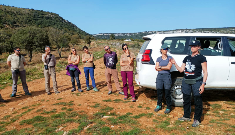 Émilie Delepoulle, de GREFA (a la derecha), explica al grupo visitante detalles del Proyecto Bonelli Aragón.