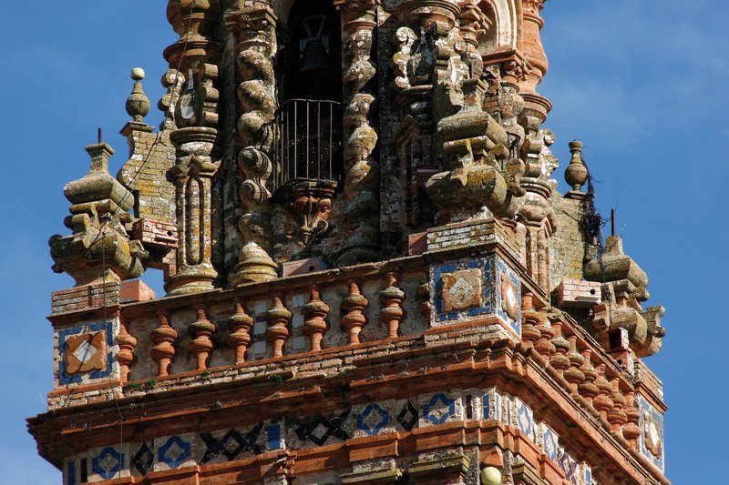 Instalación de basijas y nidales en la Iglesia de la Asunción en Palma del Río