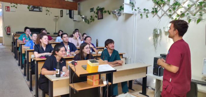 Un veterinario de GREFA realiza la reunión diaria de organización del hospital de fauna.