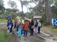 Una educadora ambiental se dirige a un grupo de escolares al inicio de la senda naturalista por el Monte de El Pilar, zona de Majadahonda (Madrid) donde se ubica el centro de GREFA.