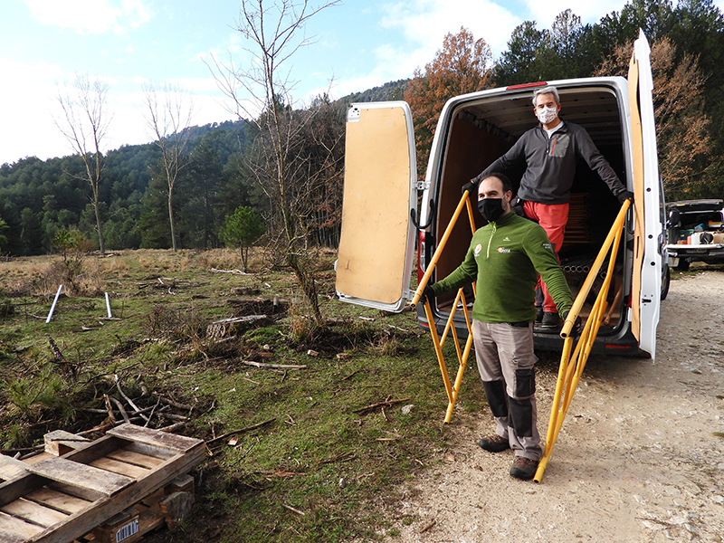 Dos miembros de GREFA descargan los andamios para construir el nuevo recinto de aclimatación para el milano real en el Parque Natural de Cazorla. Foto: GREFA.