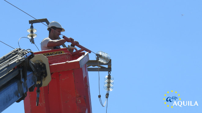 Un operario aisla el cable de un tendido eléctrico. Foto: GREFA.