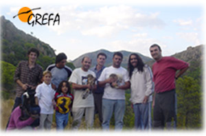 El Cigala situado al lado del de camiseta roja, el dibujante Sosa está situado en el otro extremo y quienes tienen los azores son dos miembros fundadores de GREFA, Fernando y Ernesto.