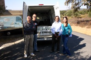 Varios miembros de la Fundacion La Caixa, posan junto a Javier Caldera (izquierda), responsable del centro de recuperación de la Junta de Extremadura, una vez cargados los Buitres en la furgoneta de GREFA y momentos antes de partir al centro de recuperación de Majadahonda. 