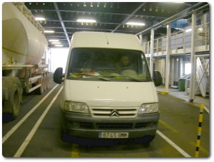 A las 8:30 habíamos embarcado la furgoneta en el Ferry