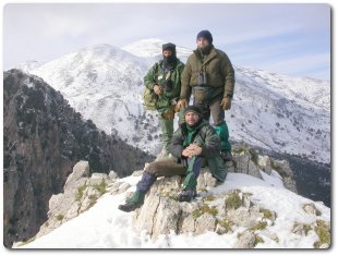 Ernesto Alvarez, Jose Vivas y Fernando Garcés viajeros con los buitres en una foto en el Parque de Nebrodi en un área donde cría el águila real. 