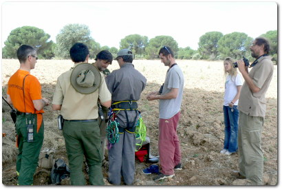 Agentes forestales, Miembros de GREFA, vigilantes de los nigos de aguila imperial, BOSCAJE y el tecnico de MMA encargado del marcaje. 