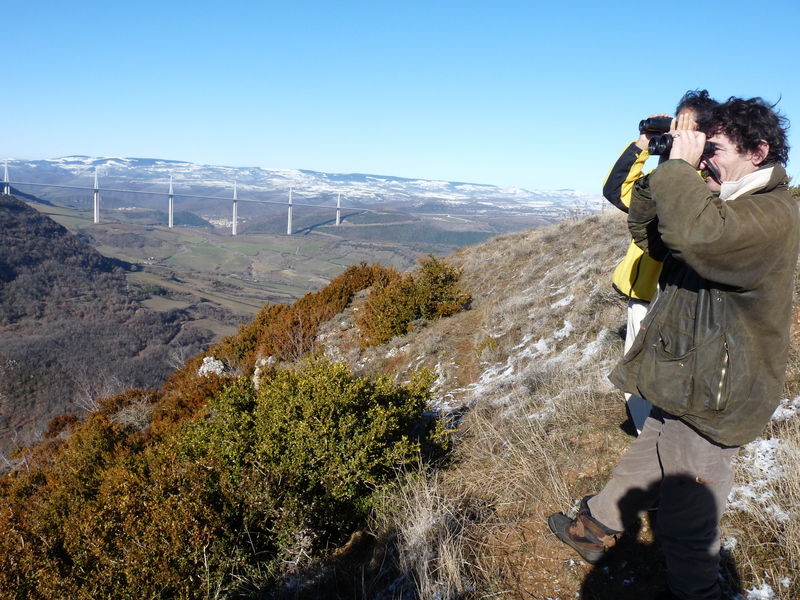 Bruno y un miembro de grefa.Al fondo el puente de la ciudad de Millau 