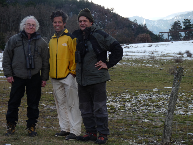 Jean Pierre, Mario y Ernesto en liugar donde se ubica el comedero invernal donde vimos y se alimenta "carreu" junto a otros buitres negros y leonados. Al fondo la jaula de aclimatación del proyecto de reintroduddción del buitre leonado en Vercors ya concluido; en ella descansan varios buitres lesionados.