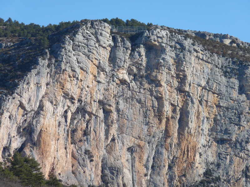 Jaulas de reintroducción del buitre leonado y negro en Verdón 