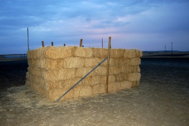 Vista del hacking construido con pacas de paja y ubicado en la zona aguiluchera 