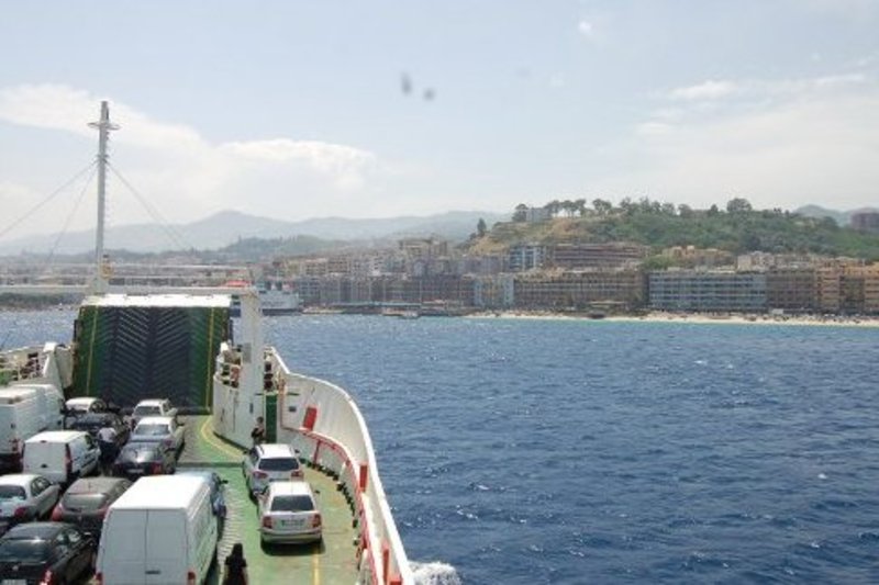 PASANDO EN EL FERRY POR EL ESTRECHO DE MESSINA