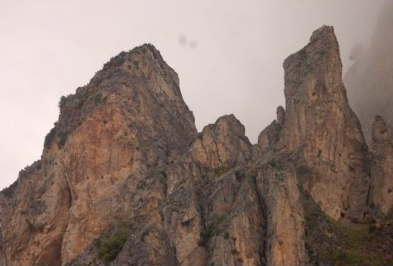 LA IMPRESIONANTE PEÑA DE ALCARA DI FUSI DONDE ESTE AÑO HAN VUELTO A CRIAR LOS BUITRES