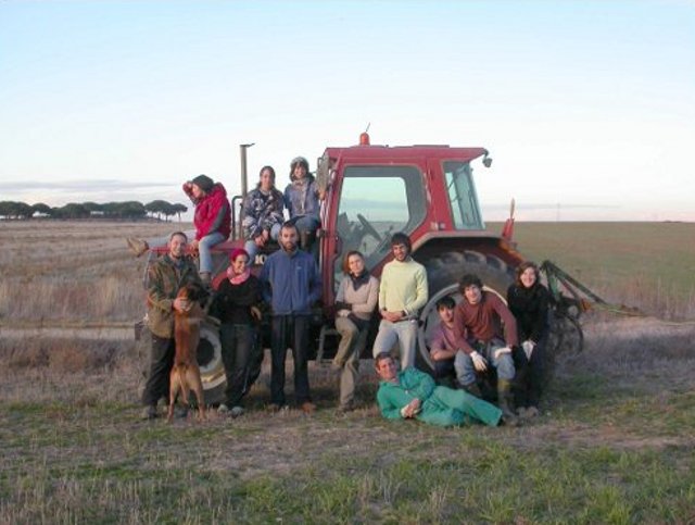 Fernando de GREFA y los miembros del "Colectivo Bellotero" de la Facultad de Biología de la Universidad de Salamanca 