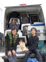 Mario y Ernesto descansando tras la revisión de los buitres ya en Italia, después de casi 2.000 kilómetros recorridos. 