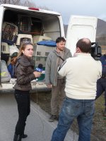 Periodistas Búlgaros entrevista a Emilian a la llegada de los buitres al punto de reintroducción en Kresna Gorge. Emilian Stoynov es el responsable del FWWF para reintroducción del buitre leonado en los P.N. de Rila y Pirin. 
