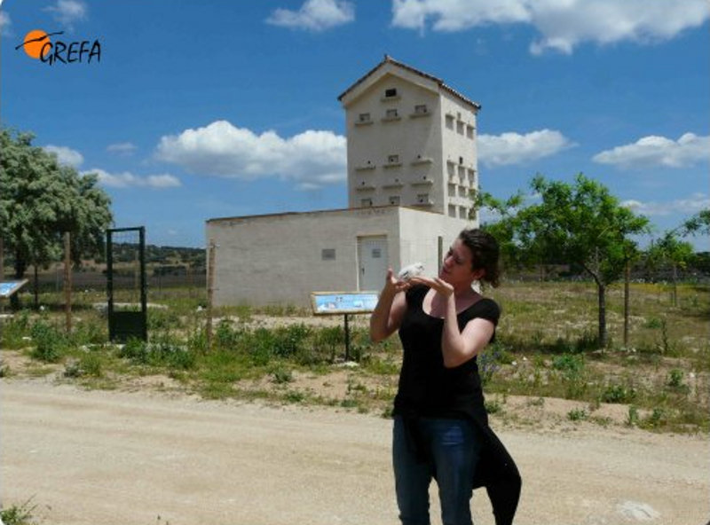 Nuria junto a Pepe delante del primillar de Navas del Rey