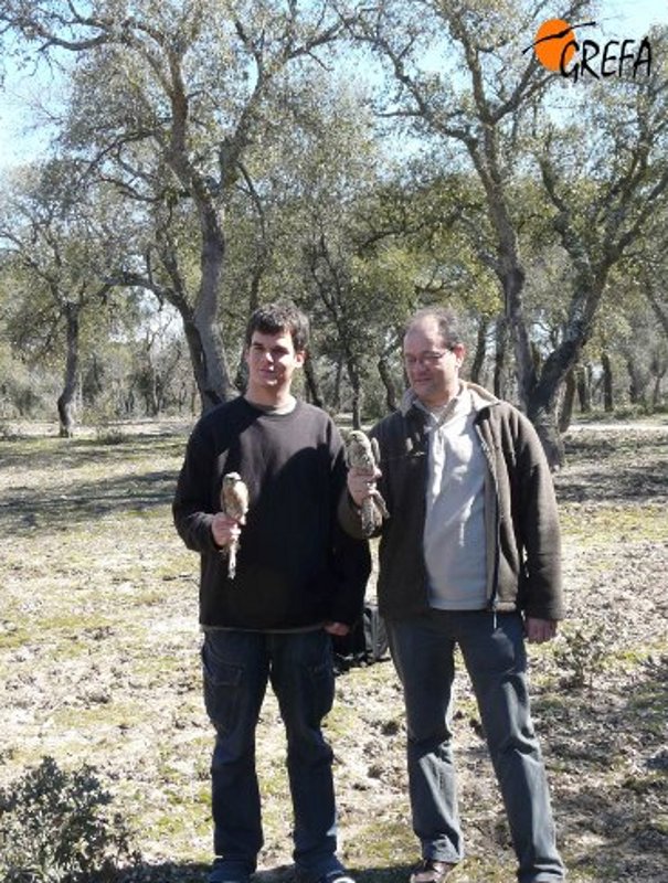 Alejandro junto a su padre Fernando en el momento previo de la liberación de “Cheandler” y “Brego”. 