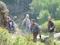 Personal del proyecto en el entorna de la jaula de aclimatación 