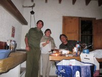 Tome (encargado del seguimiento de las águilas) con Carlota y Ernesto en el refugio cercano al área de reintroducción.
