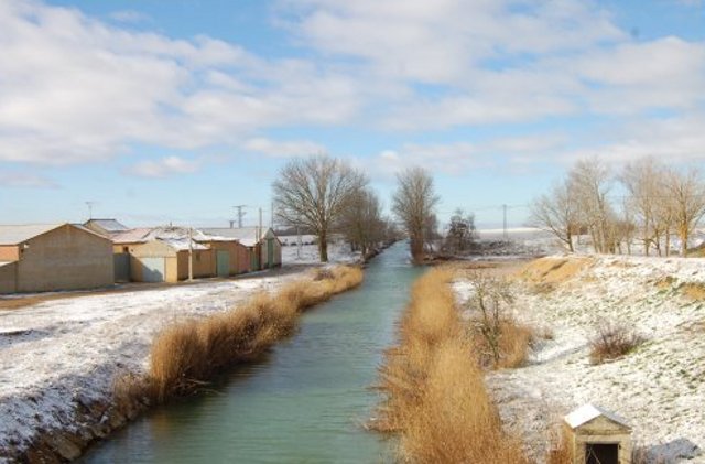 La mañana amaneció con una copiosa nevada que cubrió tierra de campos. Vista del Canal de Castilla.