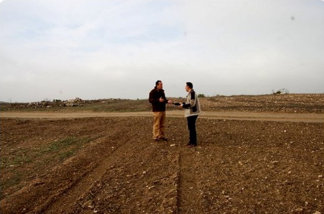 José María Gonzalez ( Director del Parque del Río Guadarrama) y Fernando Alonso ( Secretario de la asociación de agricultores y ganaderos de Torrejón de Velasco) visitando una de las parcelas sembradas de beza. 