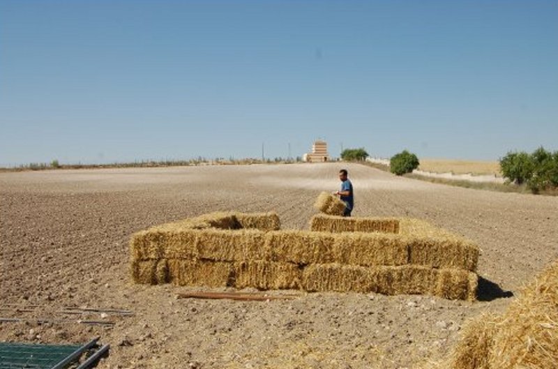 Juan construyendo el hacking con pacas de paja.